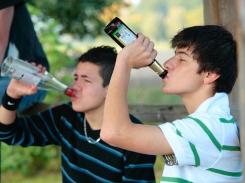 Uşaqlar spirtli içki içdikləri üçün valideynlər cəzalandırıla bilər