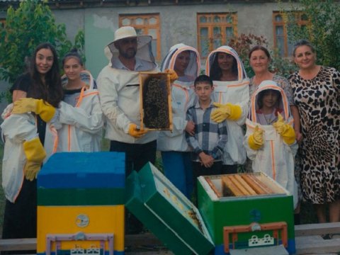 Leyla və Arzu Əliyevalar Qəbələdə &ldquo;Gənc arıçı&rdquo; layihəsinin iştirakçısı ilə görüşüb