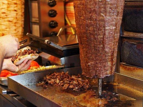 Baş mütəxəssis: Bufetlərdə dönər satılması düzgün deyil