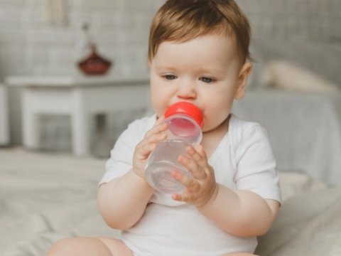 Ana iki yaşlı oğluna sirkə içirtdi