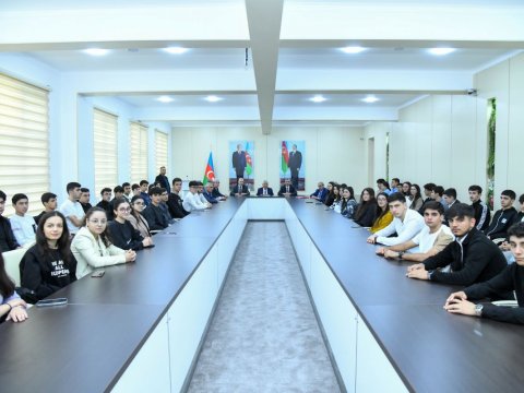 Rektor yüksək balla qəbul olan tələbələrlə görüşüb