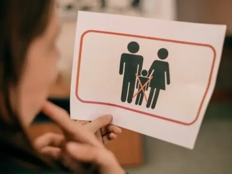 Rusiyada uşaqsızlıq təbliğatını qadağan edən qanun layihəsini qəbul edilib