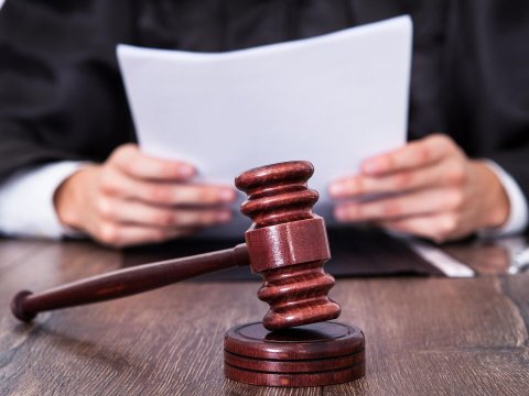 Bacısını öldürən qardaş hakim qarşısında