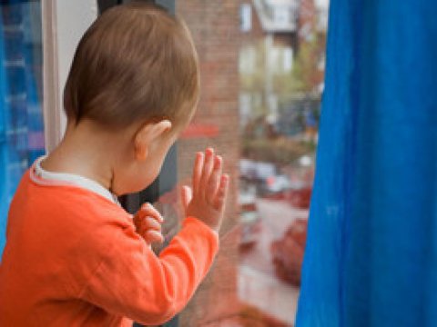 Şirvanda 2 yaşlı uşaq 2-ci mərtəbədən yıxılıb