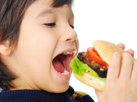 Uşaqlarda piylənmə səbəbindən məktəblərdə zərərli qidaların satışı qadağan ediləcək