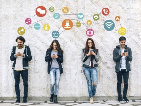 Sosial şəbəkələr gəncləri "ələ alıb" - "Həyat keyfiyyətini minimuma endirir"
