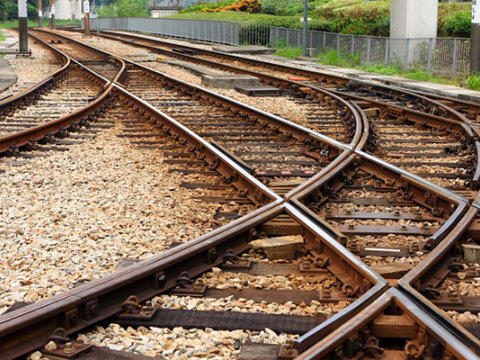 17 yaşlı oğlan qatarın altında qaldı&nbsp;