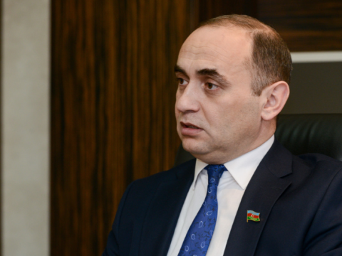 Deputat: Məktəblər şagirdlərin erkən nikaha cəlb edilməsinə göz yummamalıdır