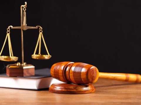 Rüşvət almaqda ittiham olunan məktəb direktoruna hökm oxunub