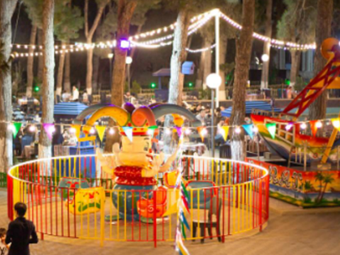 Uşağını atraksiona mindirmək istədi - adam bıçaqladı