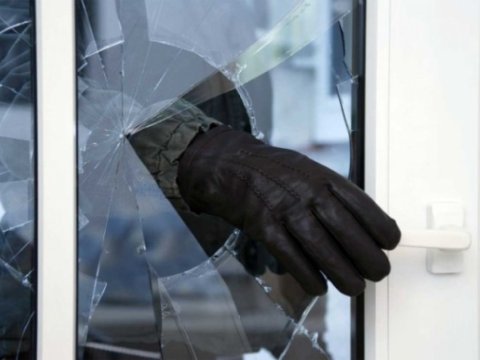 Bakıda yeniyetmələr satıcının cibindən pul və kart oğurlayıblar