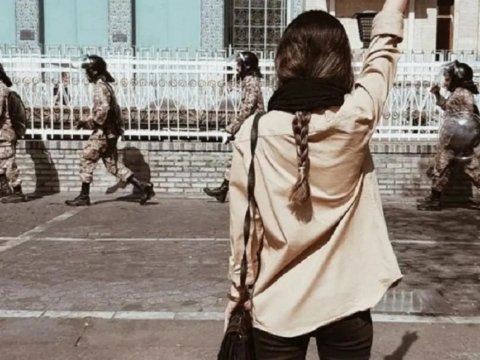 İranda tələbə qız məcburi hicaba etiraz olaraq soyundu