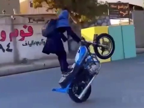 İranda gənc qızlar motosikletlə şou göstəriblər
