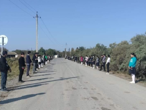 Şagirdlər vəfat edən müəllimlərini son mənzilə belə yola saldılar - FOTO