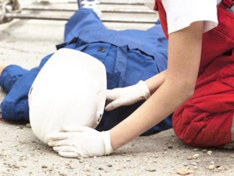 Gəncədə məktəbdə təmir aparan usta yıxılaraq xəsarət alıb