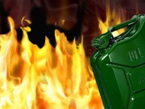 Üzərinə benzin tökülən uşağın paltarı qəfil alovlandı: Atası söndürməkdə çarəsiz qaldı