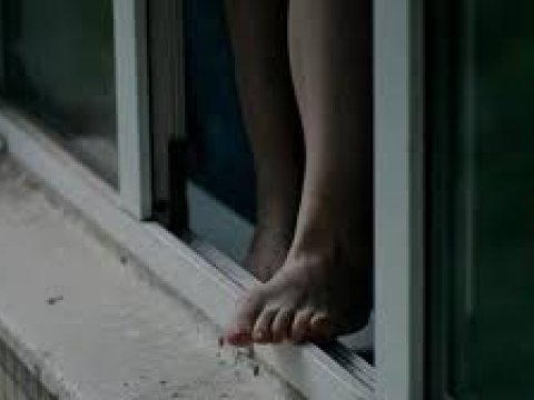 İranda geyiminə irad bildirilən məktəbli qız intihar etdi