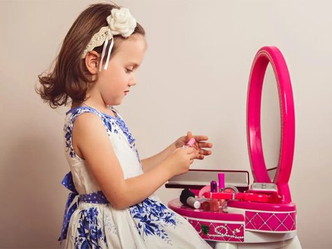 Erkən yaşda makiyajın təhlükələri: Psixoloqdan valideynlərə XƏBƏRDARLIQ