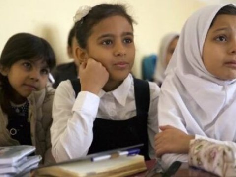 İraq qızların nikah yaşını iki dəfə AZALDIR