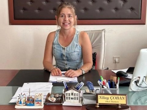 Gənc qız məktəb direktoru olan anasını öldürdü, ailə üzvlərini yaraladı