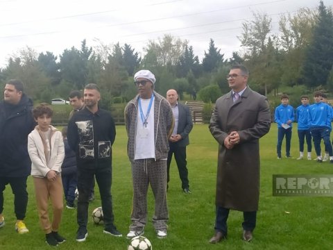 Ronaldinyo Bakıda yeniyetmələrlə görüşüb