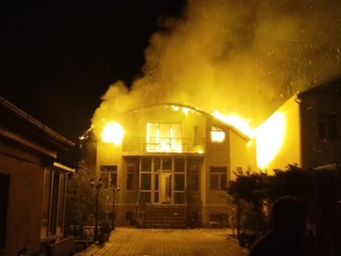 Azərbaycanda tanınmış naşirin kitablarla dolu evi yandı - FOTO