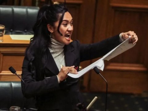 Dünyanın marağına səbəb olan deputatın cəmi 22 yaşı var imiş- VİDEO