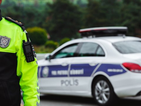 Yol polisi avtomobilini azyaşlılara həvalə edən şəxslərə müraciət edib