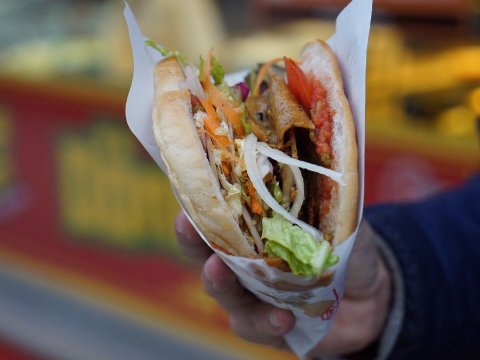 Azyaşlı dönərdən zəhərləndi