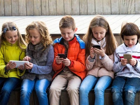 RƏSMİ QƏRAR:&nbsp;16 yaşadək uşaqlara sosial şəbəkələrə daxil olmaq qadağan edilir