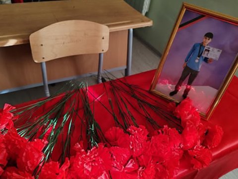 13 yaşlı Zaurun partasına qərənfillər düzüldü -&nbsp;FOTO