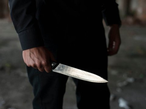 22 yaşlı gənc bacısını&nbsp;BIÇAQLADI