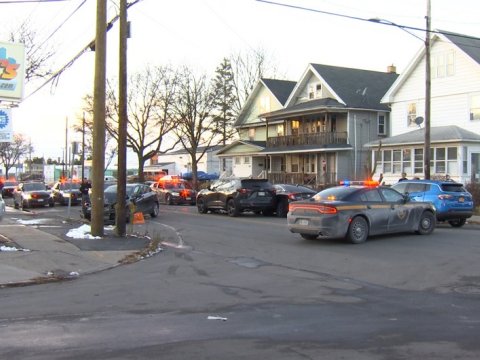 Məktəbdə atışma olub: ölən və yaralılar var