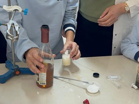 Məktəbdə təcrübə zamanı müəllim və şagirdlər yaralandı