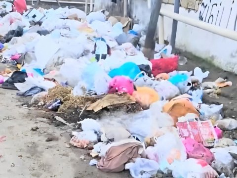 Məktəbin qarşısında zibillik yarandı, polis işə qarışdı