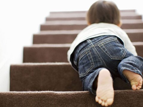 2 yaşlı qız pilləkəndən yıxılaraq öldü