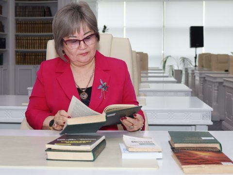 Qazaxıstanlı yazıçı-publisist araşdırma aparmaq məqsədilə Mərkəzi Elmi Kitabxanada olub