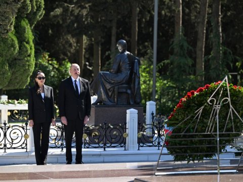 Prezident və xanımı&nbsp;Heydər Əliyevin məzarını&nbsp;ziyarət etdilər- YENİLƏNDİ