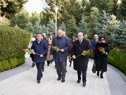 DİM rəhbərliyi və kollektivi H.Əliyevin məzarını ziyarət edib