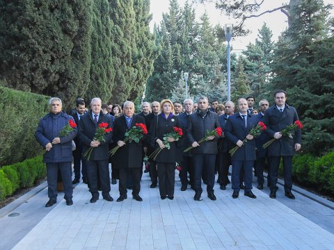 BMU-nun kollektivi Ümummilli Liderin məzarını ziyarət edib