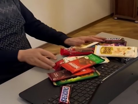 Müəllimlərə şokolad vermə TRENDİ: "Onlar arasında qısqanclıq və narahatlıq yarada bilər"