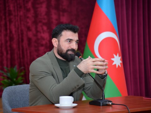 “Bir kitab dünyanı dəyişdirə bilər”- Yazıçı Rövşən Abdullaoğlu