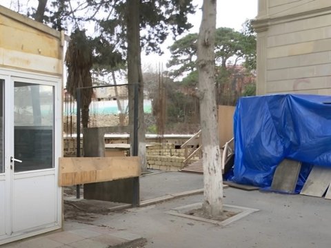 Bakıda iki il öncə yanmış məktəb niyə tikilib təhvil verilmir?