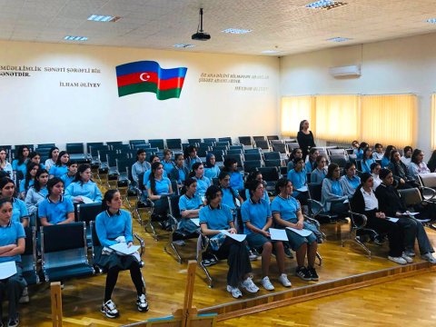 Paytaxt məktəblərində erkən nikah mövzusunda tədbirlər keçirilib