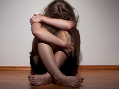 12 yaşlı qızına işgəncə verən ataya CƏZA