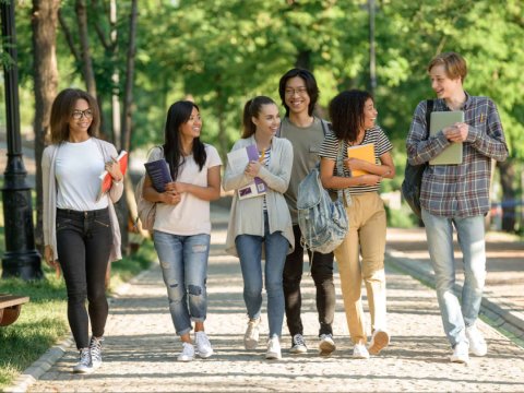 Universitetlər bu tələbələri Trampın andiçməsinə qədər ölkəyə qayıtmağa çağırıb