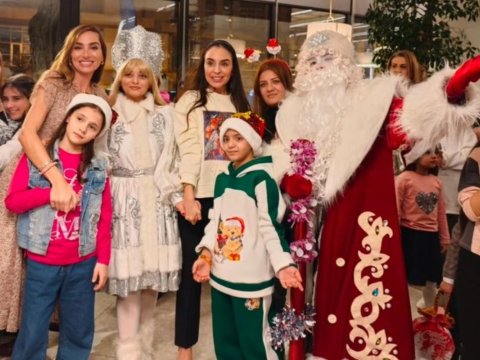 Leyla&nbsp;və Arzu Əliyevalar uşaqlarla&nbsp;Yeni il şənliyində...