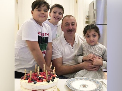 Nəvələrindən dövlət başçısına TƏBRİK - FOTO