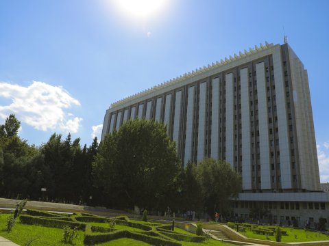 Bu universitetin əməkdaşları maaşlarının&nbsp;yarısı qədər mükafat ALDILAR