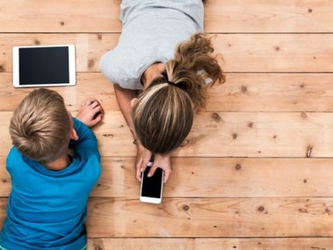 Texnologiya asılılığı: "Valideynin vermədiyi sevgini, telefonda axtarırlar"